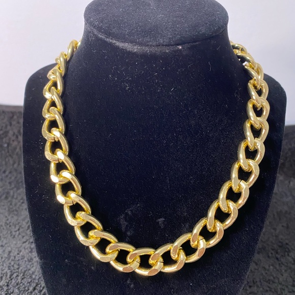 🌸 3 for $15🌸 Paparazzi gold tone chunky necklace and earrings.